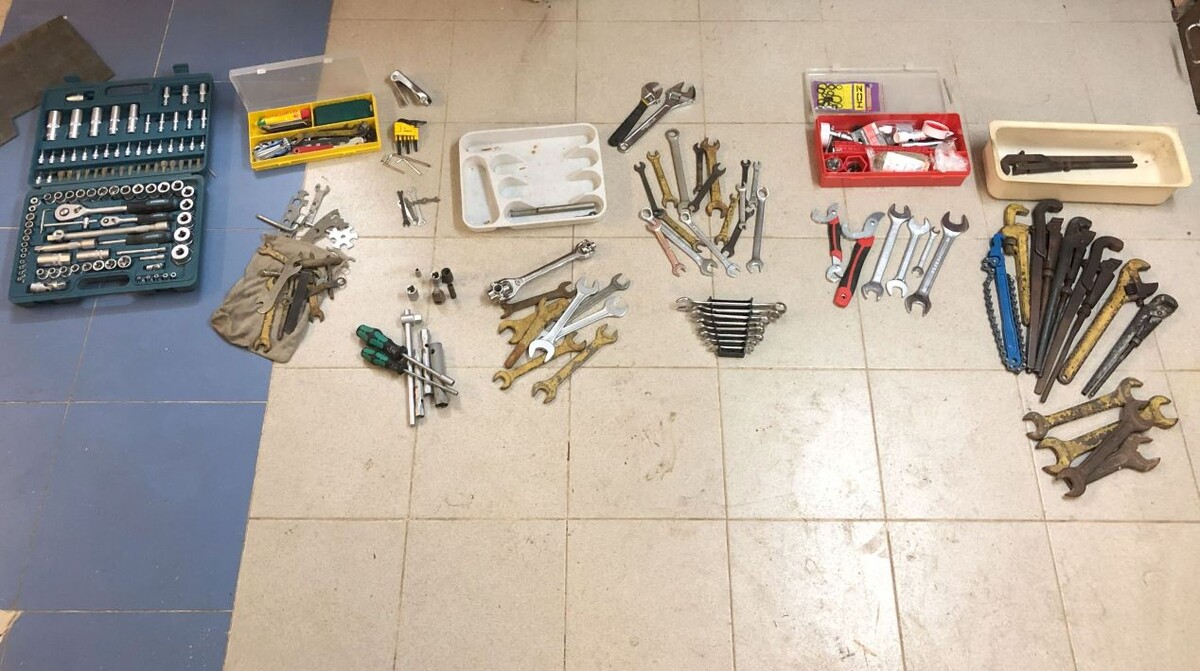 Большинство предметов, выложенных на пол сарая, так или иначе относятся к ключам. Либо часто используются вместе с ними.