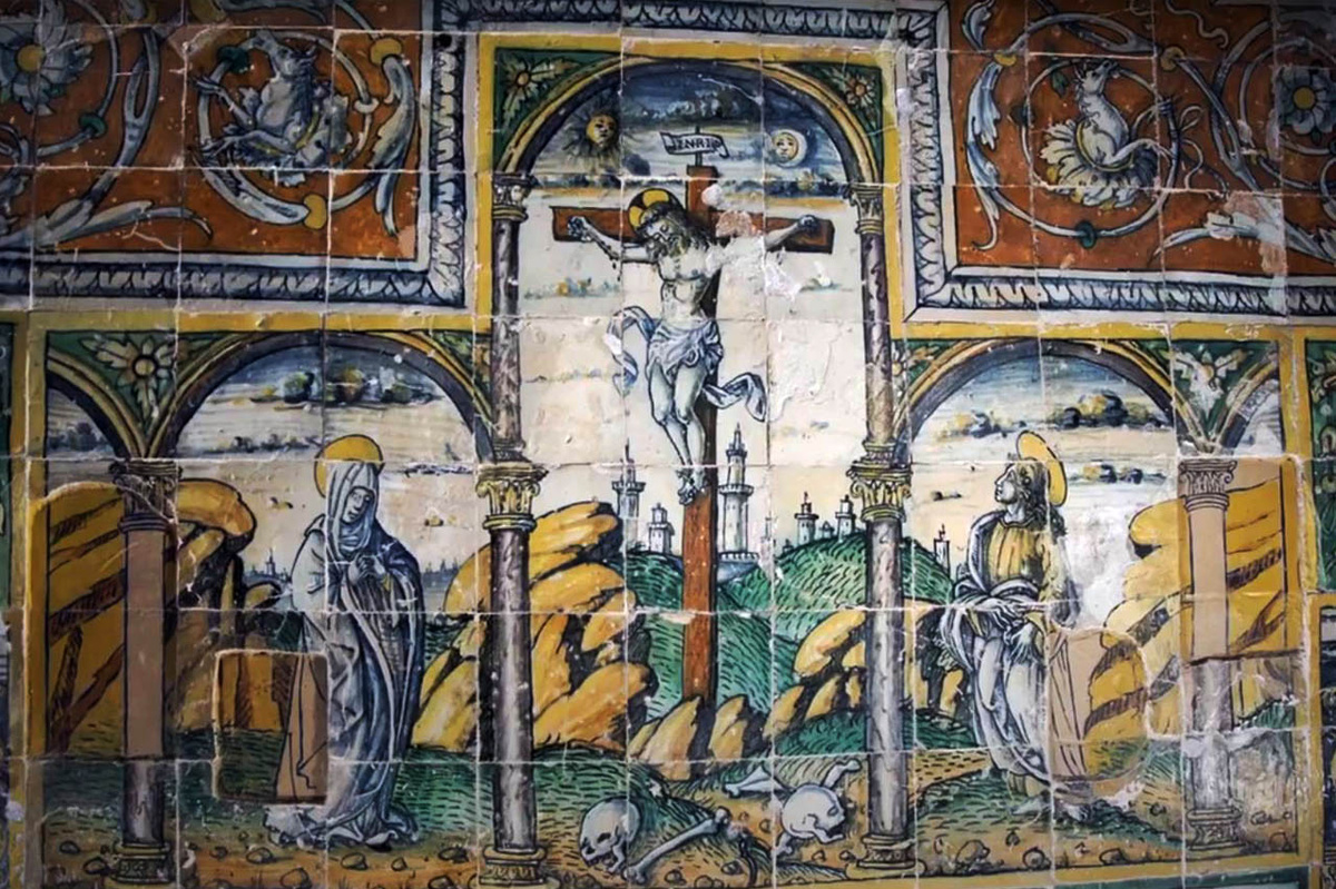 Фрагмент ретабло из расписанной керамической плитки в в монастыре Тентудия 