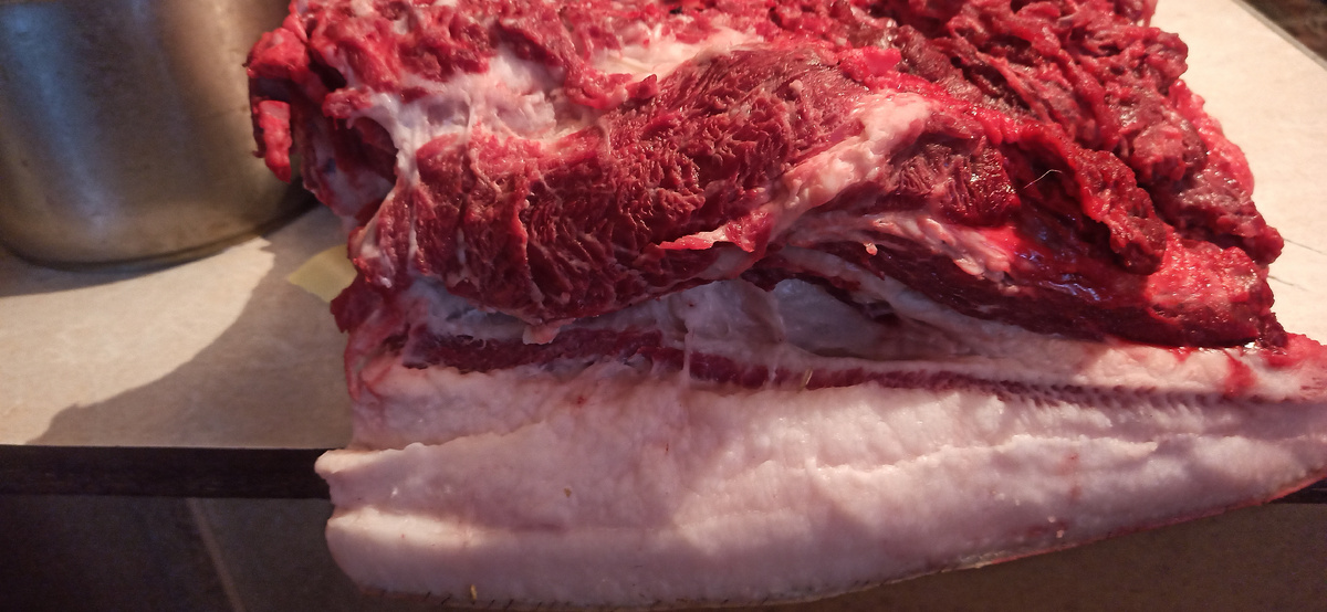 Знаю, фотка так себе, но что-то так запарилась, что  оно оказалось единственным и то, сделано было для клиентки, показать сколько мяса, сколько сала в куске😃. Забыла совсем про блогерскую жизнь в тот момент 