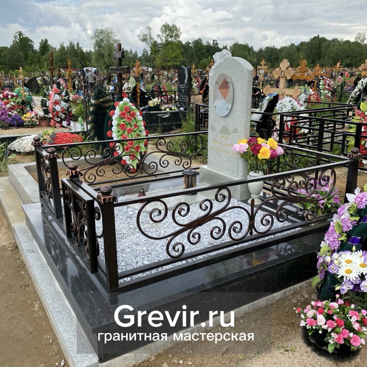 Гранитный комплекс со светлым памятником