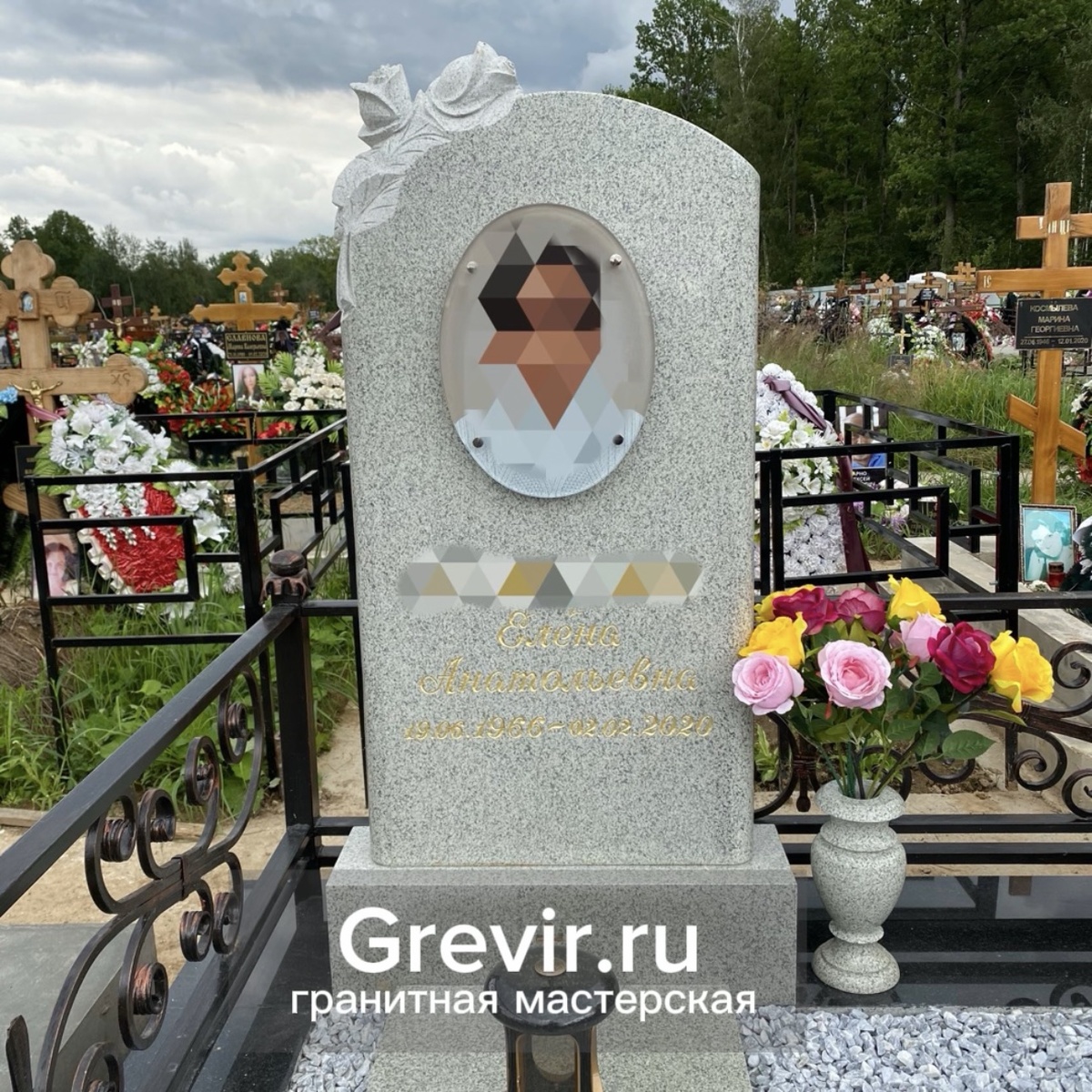 Памятник для мамы с розами