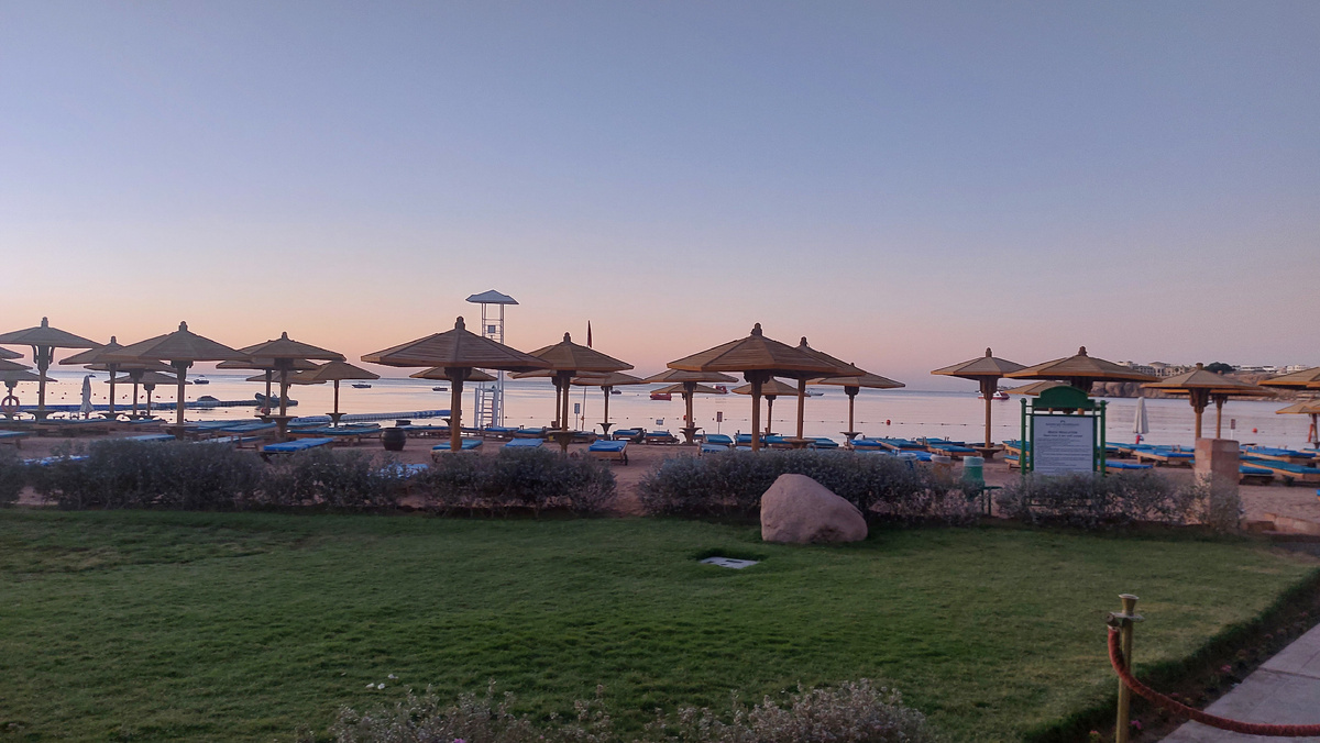 Ранним утром на пляже никого нет