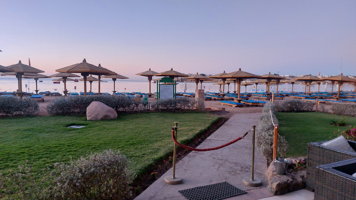 Утром пляж закрыт