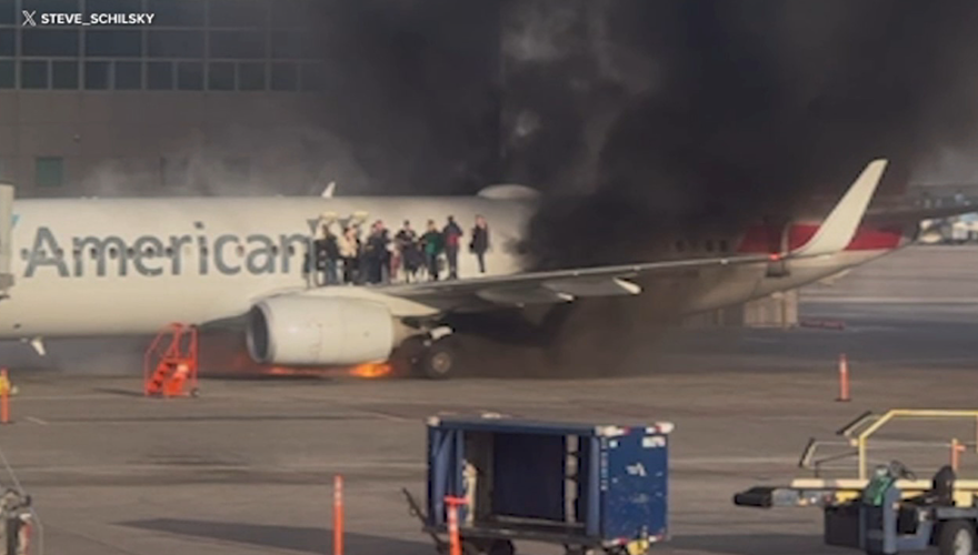 Пассажиры ждут эвакуации на крыле самолета