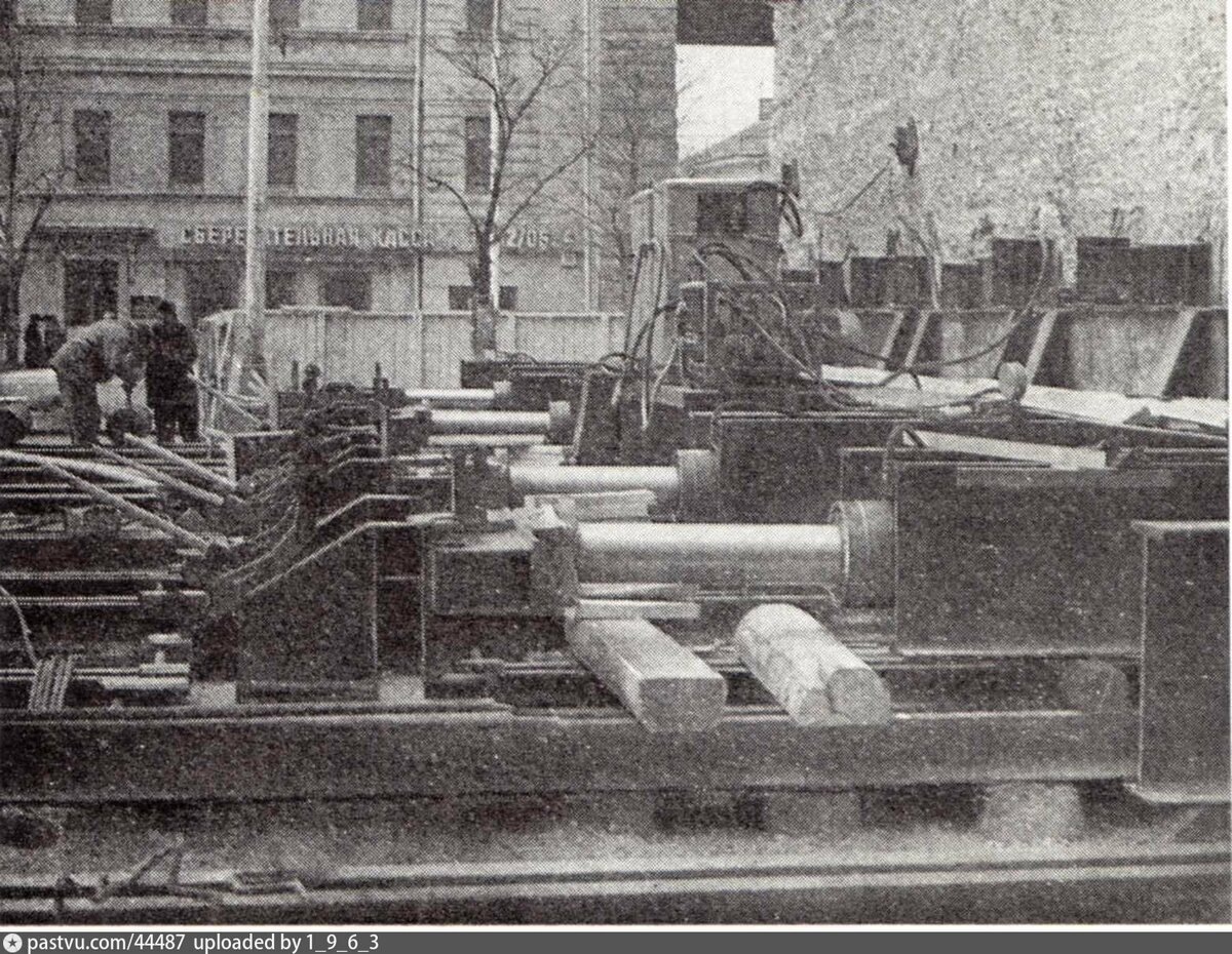 Оборудование для перемещения здания. Фото с сайта www.pastvu.com.