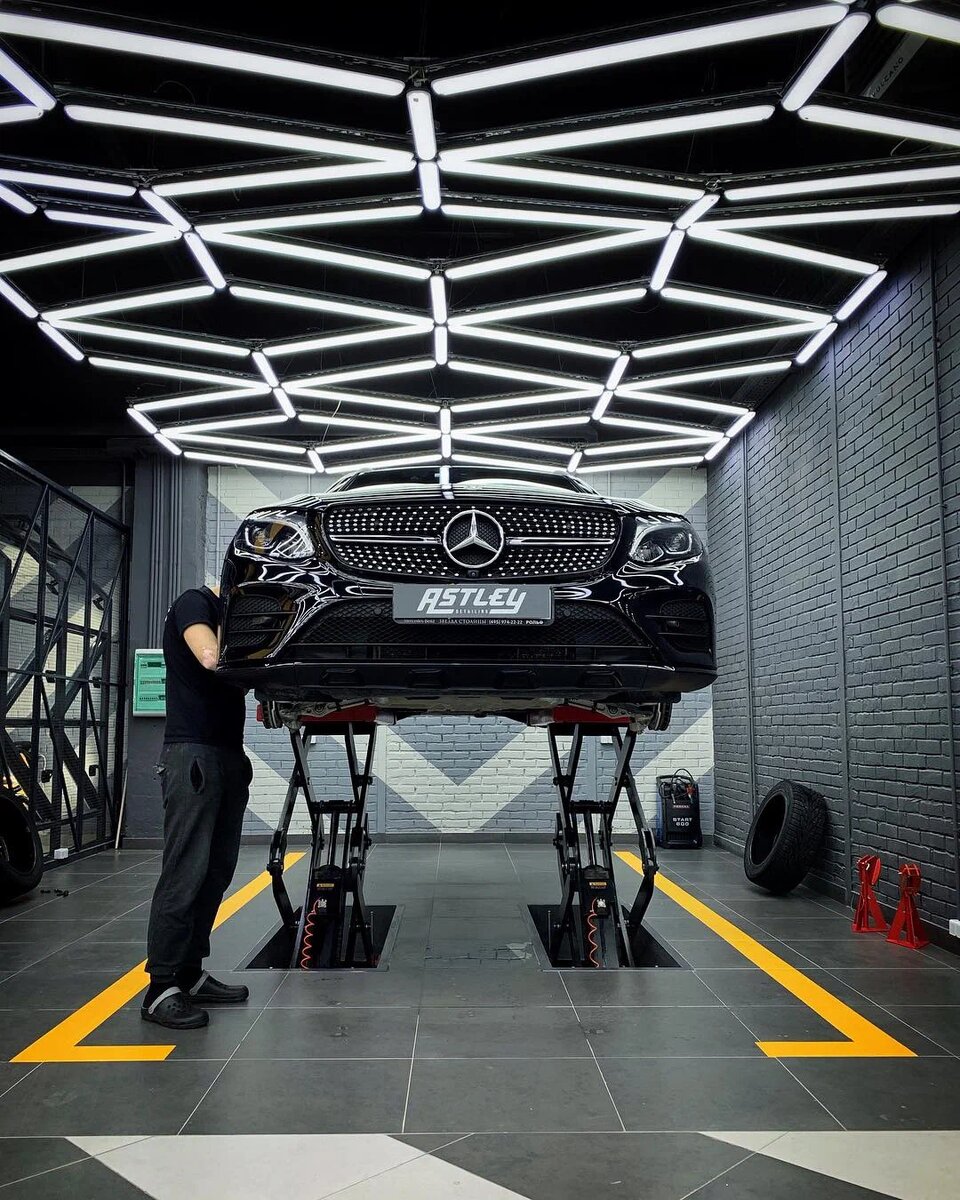 "Чёрный цвет, оу, матовый
Фары блеск, оу, по кругу катаный"(с) Фото: uslugi.yandex.ru