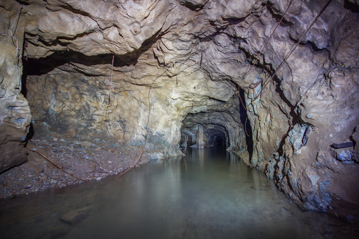 В дали та самая сбойка штольни и штрека. На переднем плане слева заезд к восстающей выработке.