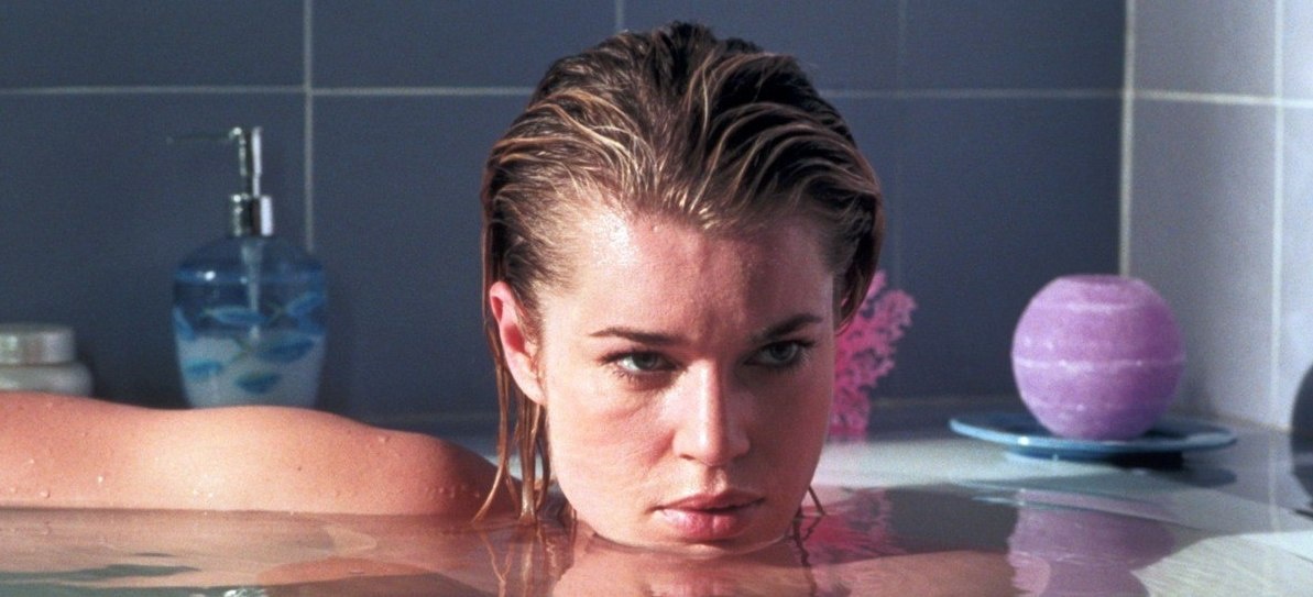 Ребекка Ромейн в роли Лоры.