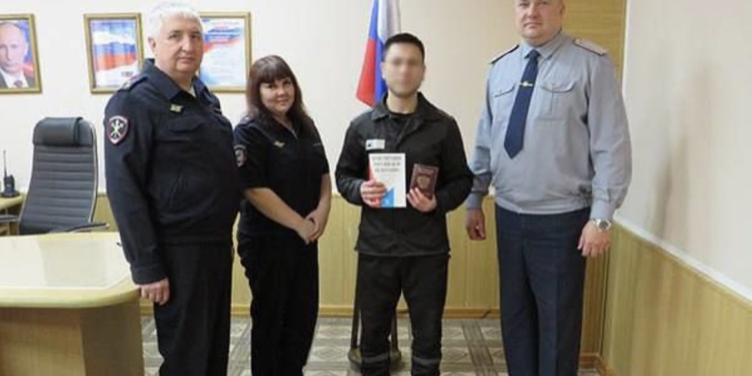 В Самарской области 20 осужденным преступникам-мигрантам торжественно вручили паспорта РФ