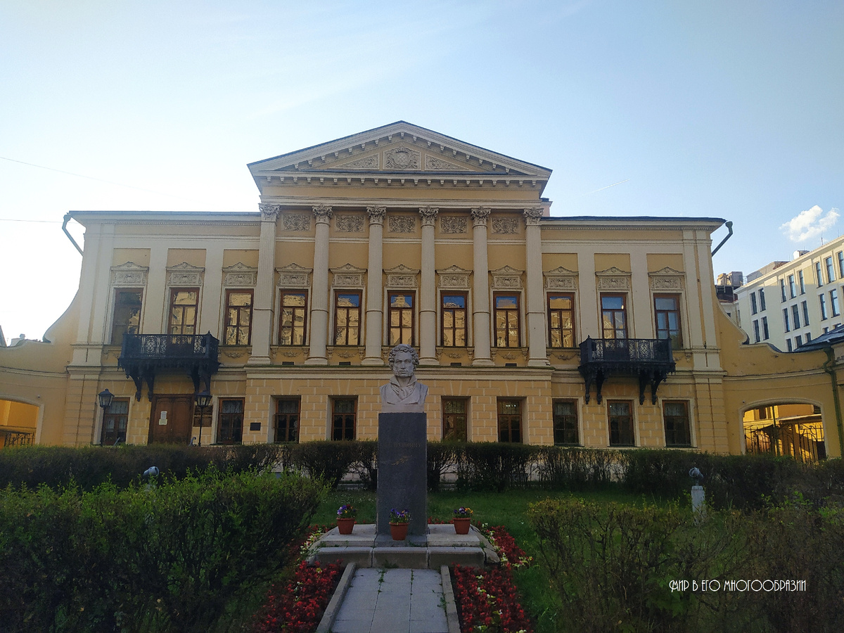 Библиотека-читальня имени А. С. Пушкина расположена на улице Спартаковской, 9