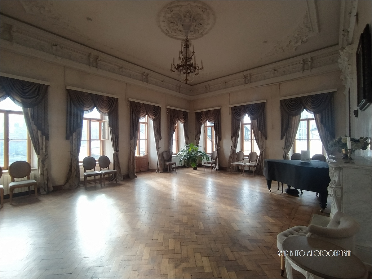 Зал с рабочим фортепиано векового возраста