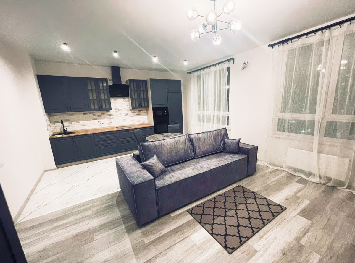 В проекте задействованы: кухня Регина Серый матовый, диван Фабио, стол Dikline RD100