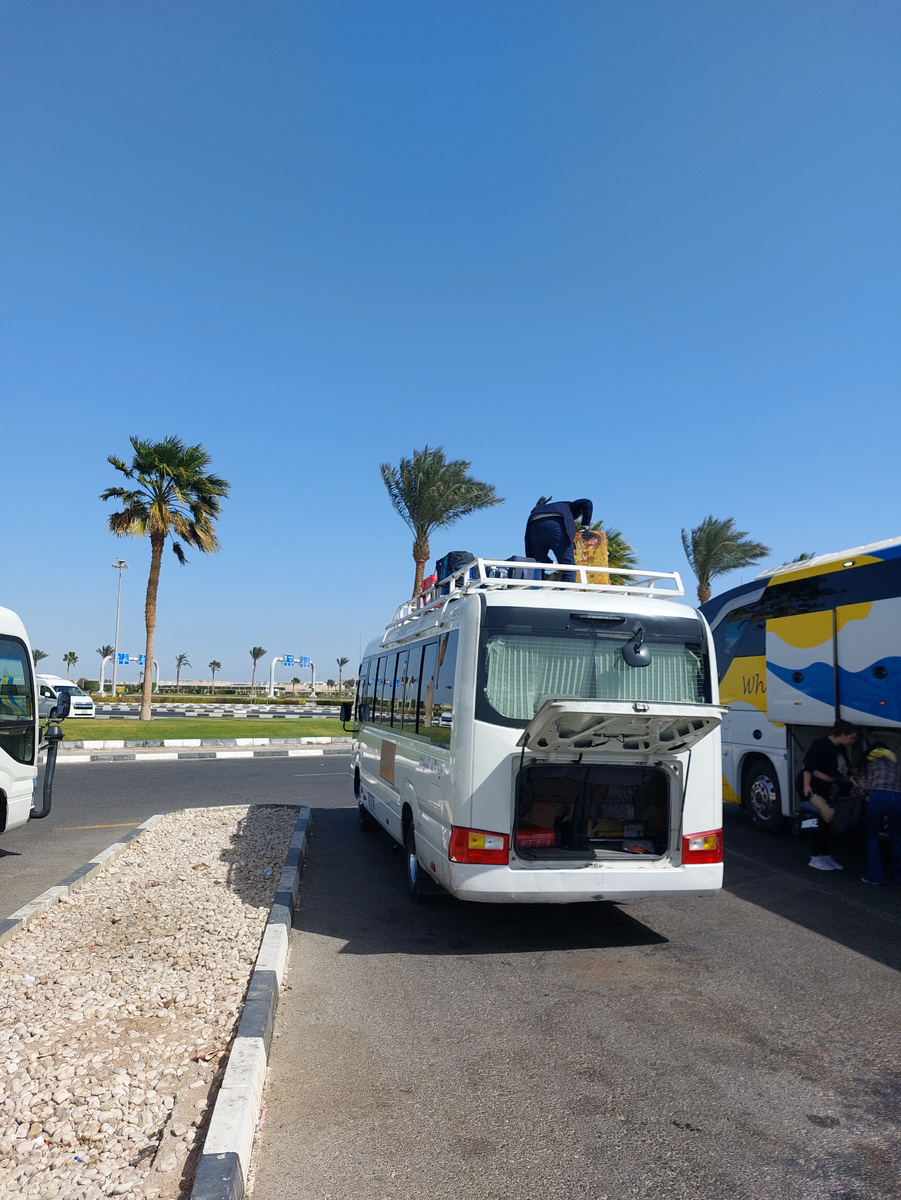 Наш маленький трансфер - багаж на крыше! ))))