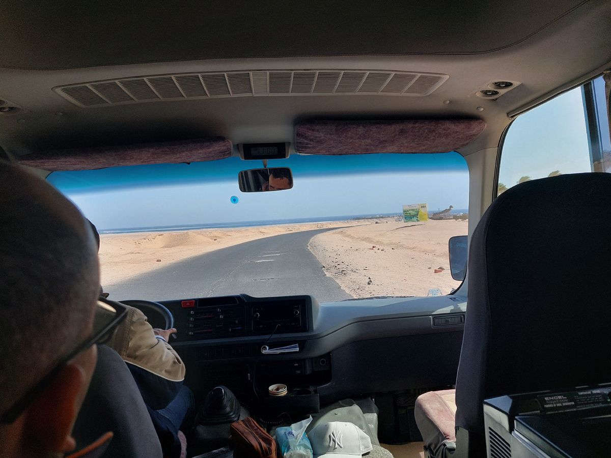 За окном ни чего кроме пустыни((((