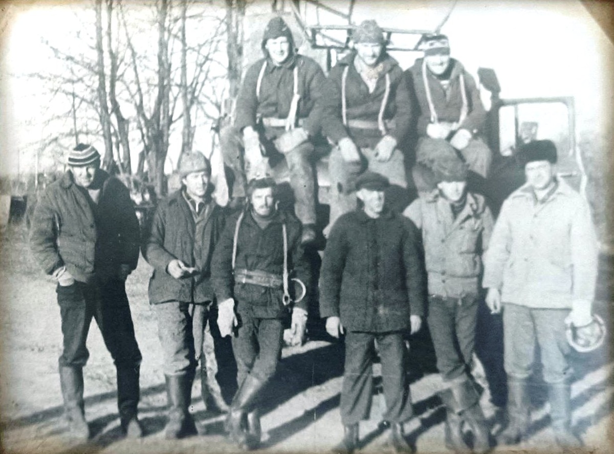 Реконструкция ВЛ 35 кВ Кувшиново-Страшевичи. Замена изоляторов,1990 г. Крайний справа сверху отец Виктор Фролов. Третий справа снизу дед Александр Фролов