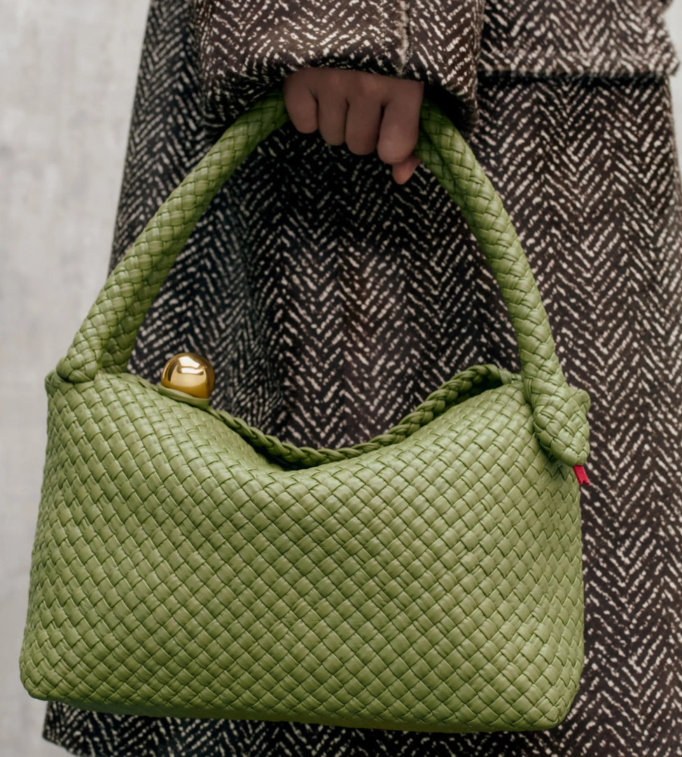 Например, Bottega Veneta представил вот такую сумочку-змею. Фото из открытых источников