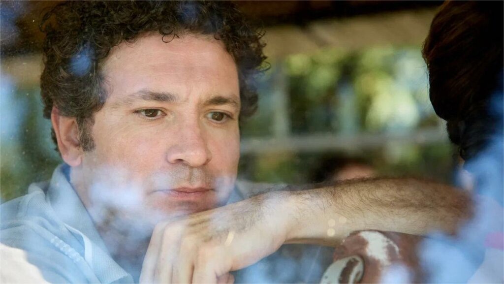 «Казанова» переворачивает типичное представление о криминальном сериале, здесь обаятельный преступник играет против неприятных следователей.