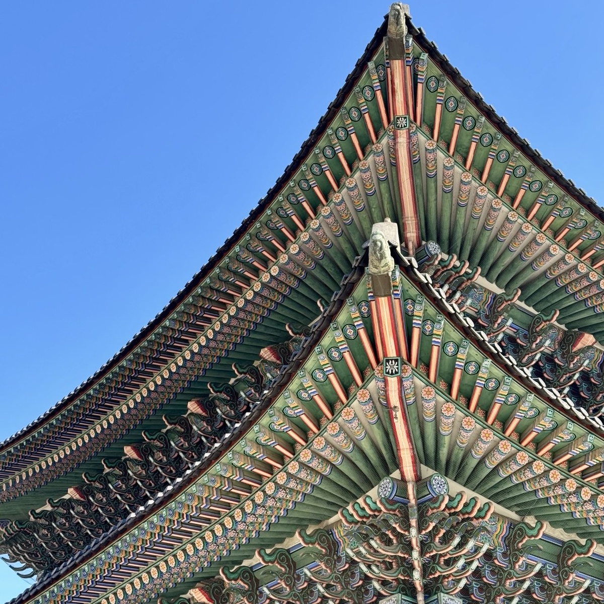 Крыша здания во Дворце Кёнбоккун https://royal.cha.go.kr/ENG/contents/E101010000.do