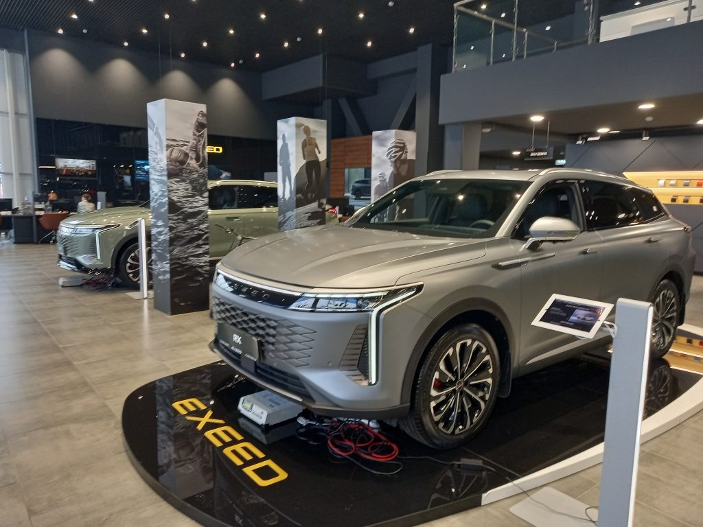 Exeed RX в версиях с классической автоматической трансмиссией подешевел на 100 тыс. рублей.