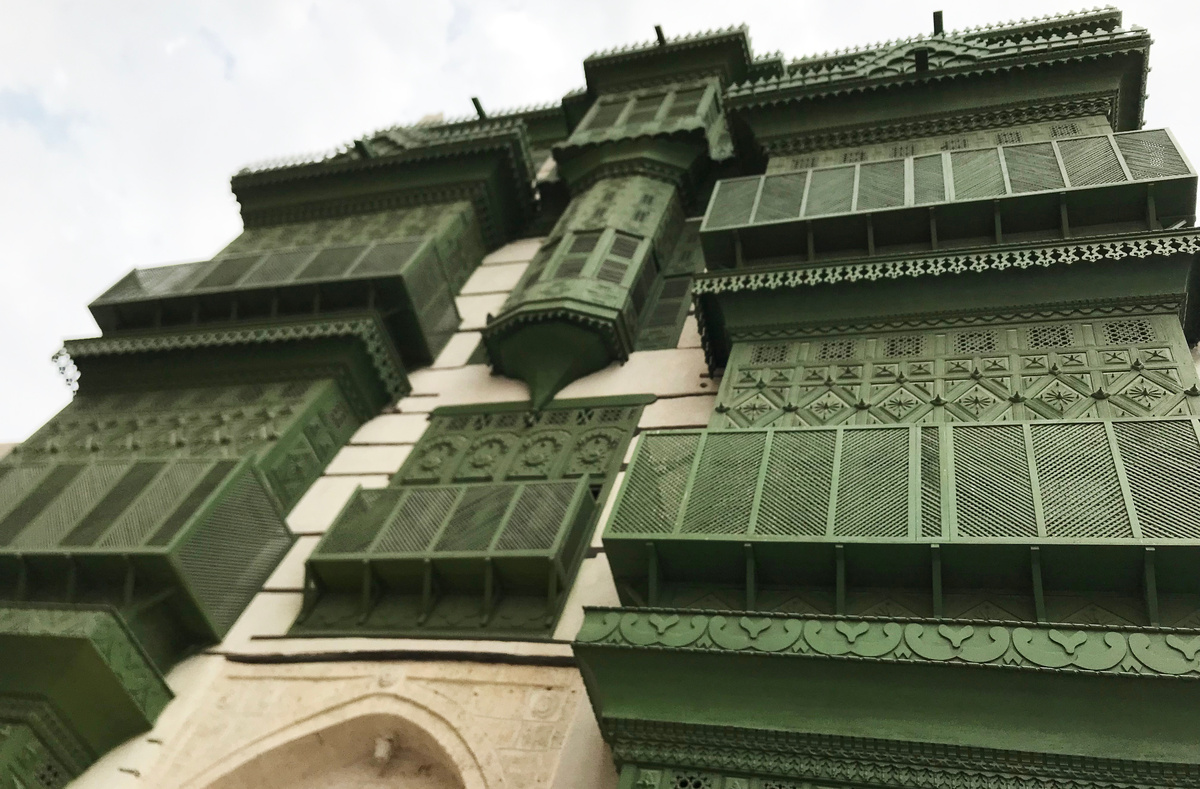 Деревянная резьба - балконы, двери. Это - вариант с реставрацией.