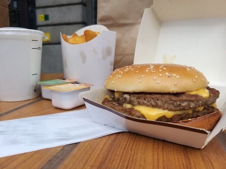     Среди самых вредных продуктов Атагишиева назвала газированные напитки, пакетированные соки, фастфуд. Фото: Архив МК в Великом Новгороде