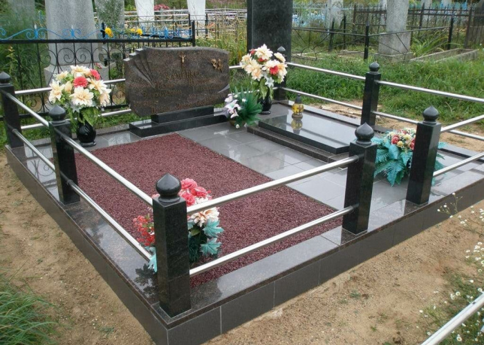 Когда ставят ограду на могилу после похорон: сроки и рекомендации