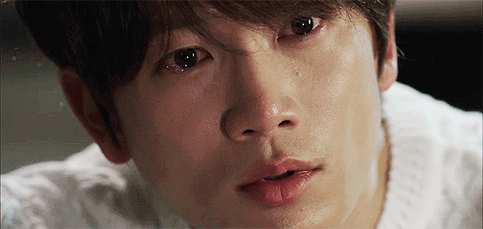 И плачут, и плачут без конца. Кадр из дорамы «Убей меня, исцели меня» (2015)