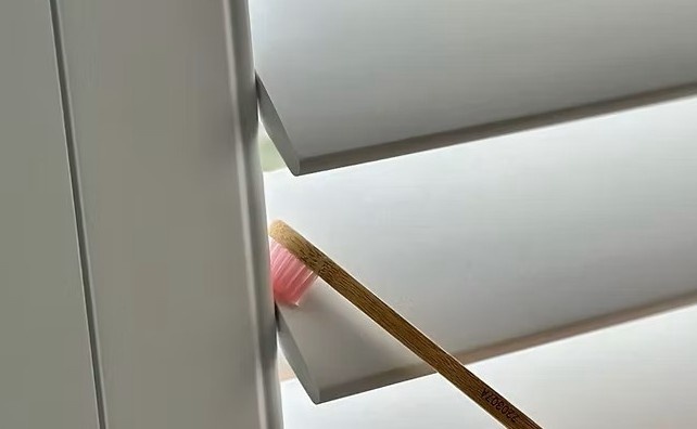 Труднодоступные места можно при необходимости почистить небольшой щеткой.