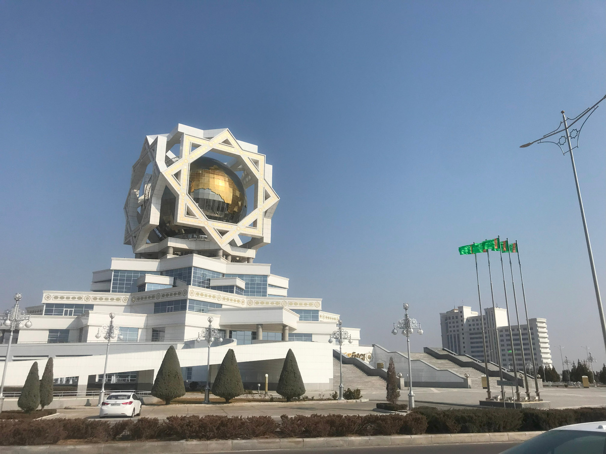 Дворец бракосочетания. Внутрь не водят, зато рядом - хорошая панорама Ашхабада с высоты