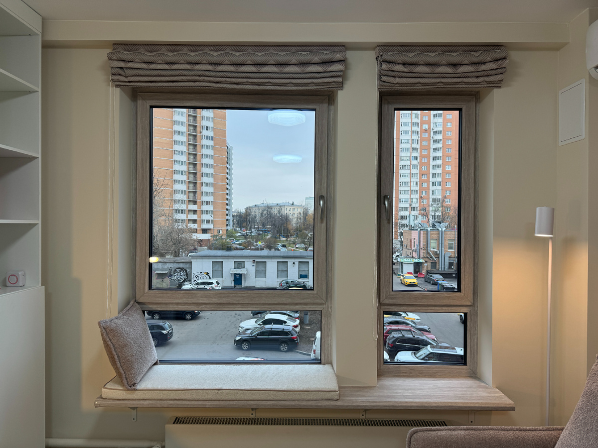 Старые окна превращаются в элегантные новые, с ламинацией под дерево, скрытыми петлями и хромированными ручками.