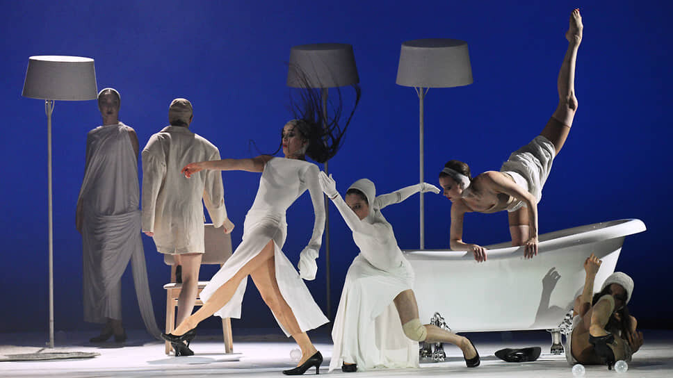 Балет «Красавицы не могут уснуть» в постановке хореографа Анастасии Вядро.📷Фото: Глеб Щелкунов / Коммерсантъ