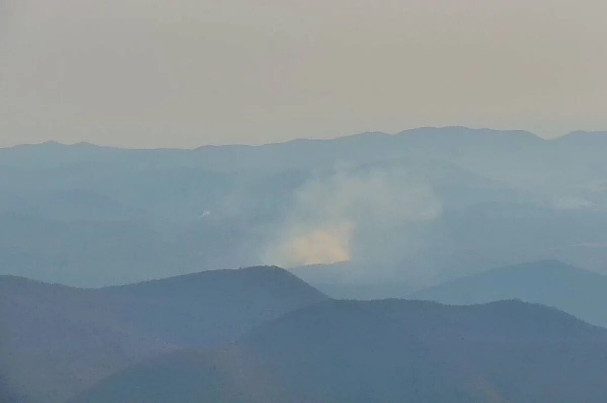    Огонь продолжают тушить.