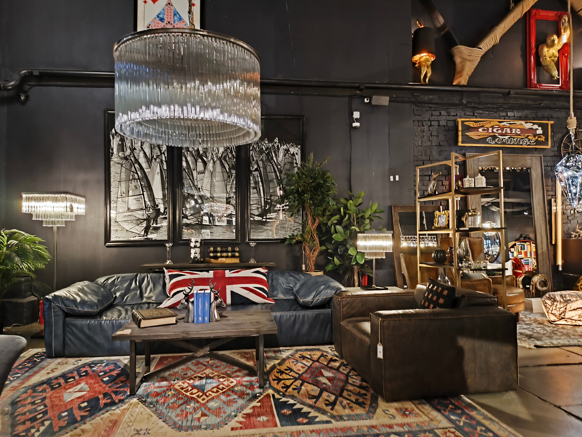 Брутальная гостиная с кожаным диваном цвета мокрый асфальт