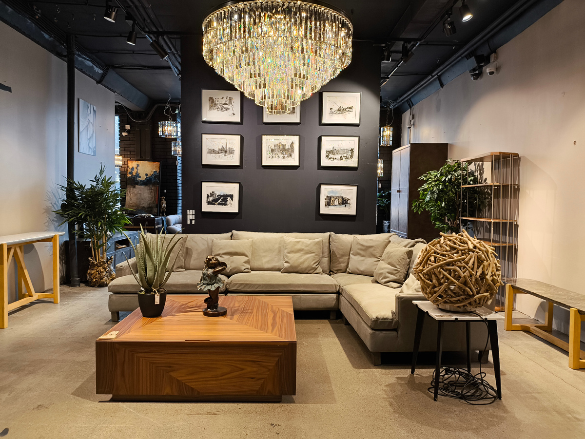 Красивый угловой диван сложного серо-бежевого цвета