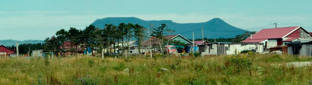 Панорама с. Отрада на о. Кунашир Фото: Keenset  commons.wikimedia.org/wiki/File:Панорама_Отрады.jpg