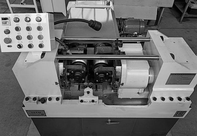 внешний вид резьбонакатного станка в сборе.