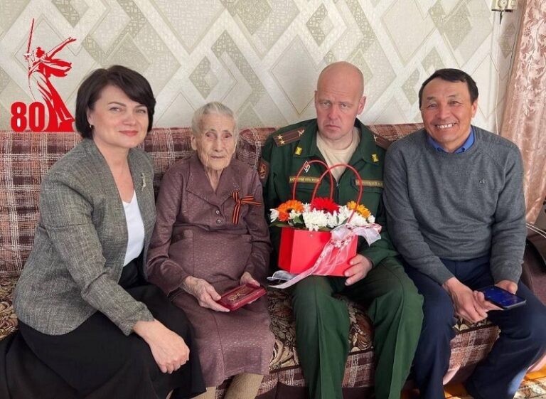    80 лет Победы. В Адамовском районе вручили юбилейную медаль труженице тыла Маргарите Эзау Марина Шарт