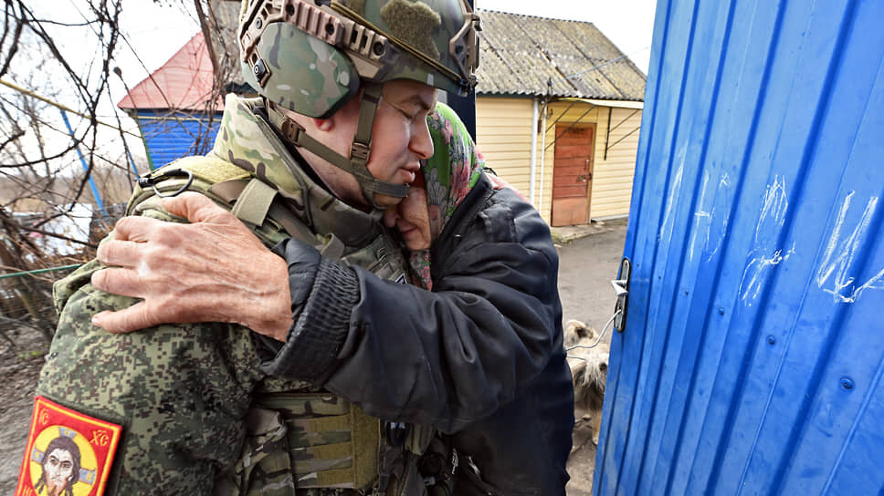 Российский военнослужащий и местная жительница в деревне Зазулевка..📷Фото: Анатолий Жданов / Коммерсантъ