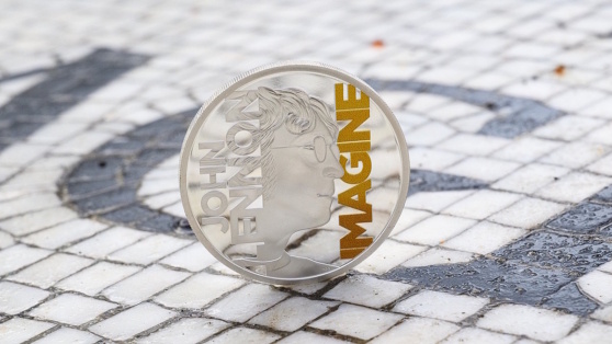    Монету с изображением Джона Леннона из The Beatles выпустили в Великобритании ©Keystone Press Agency/Global Look Press