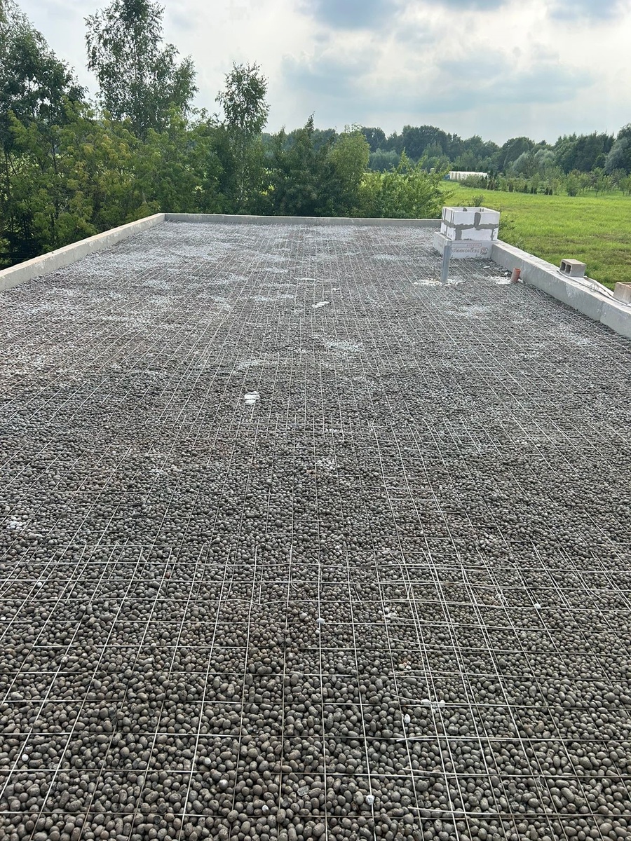 Уклонообразущий слой из керамизта, с проливкой цементным раствором для фиксации. Июль 2024г. 