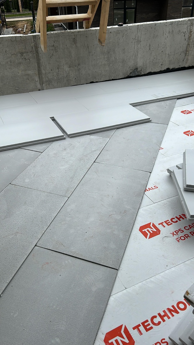 Уклонообразующий слой из клиновидной теплоизоляции. Июнь 2024г.