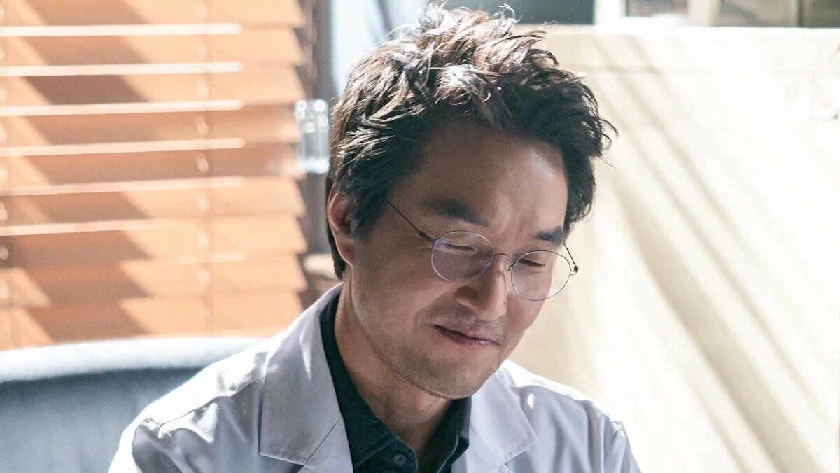    Кадр из сериала «Учитель Ким, доктор Романтик». Фото: Кинопоиск