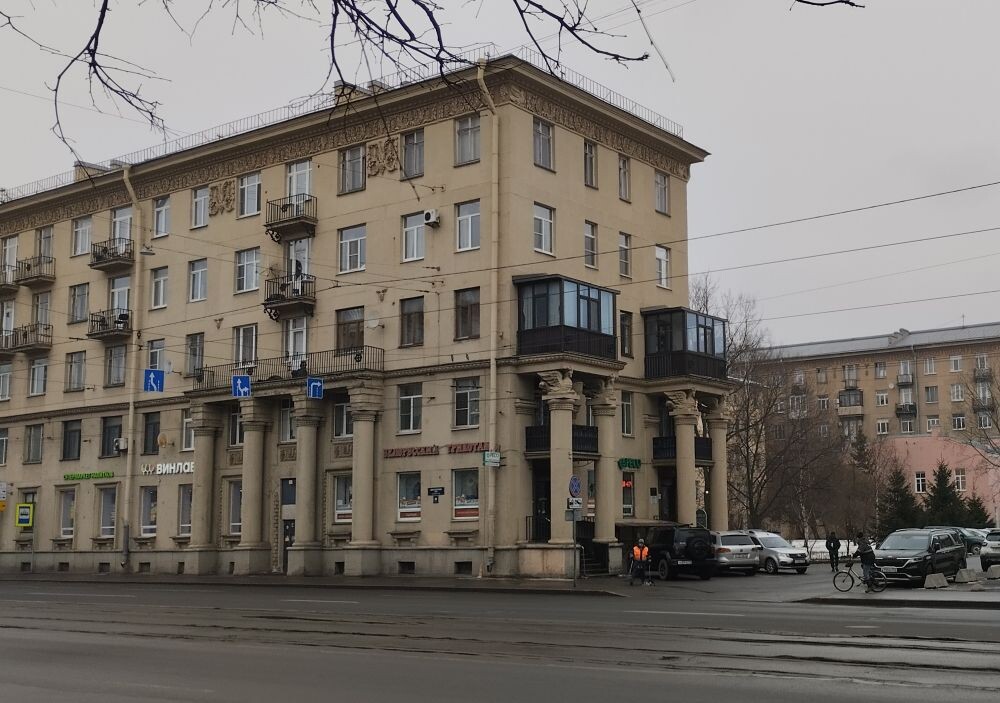 Пока я шел к метро увидел интересное здание. На таких мощных колоннах находятся такие хилые балкончики. Не могу сказать, что это "красота неописуемая" - но интересно.