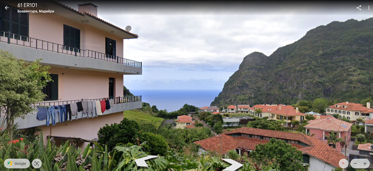 просто кто-то сушит одежду на фоне моря и гор