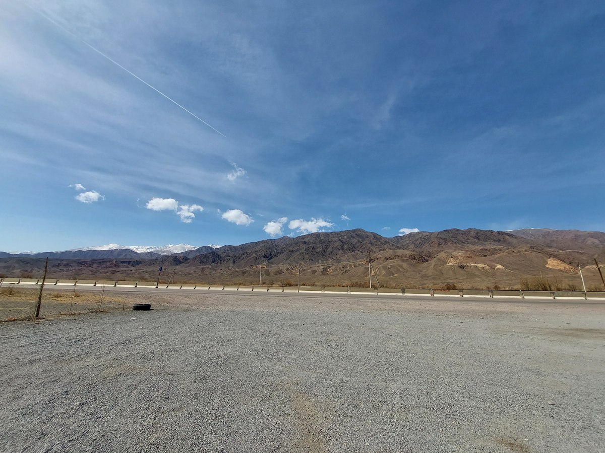 Виды на горы на остановке маршрутки по пути в Каракол