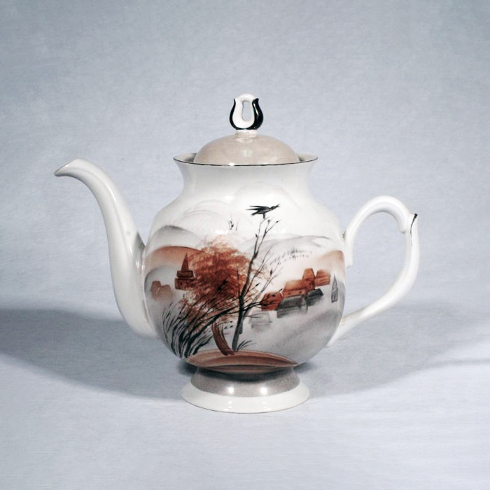 Чайник из сервиза «Деревня детства моего». Владивостокский фарфоровый завод, 1987 год. Автор формы Григорий Петрович Шаповалов, автор росписи Татьяна Глебовна Лимоненко