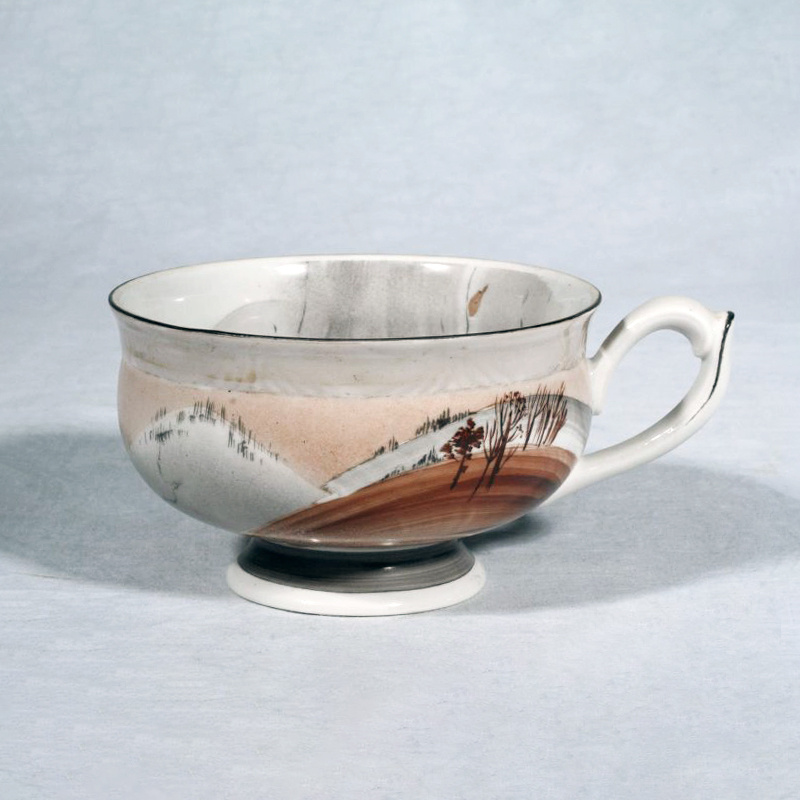 Чашка из сервиза «Деревня детства моего». Владивостокский фарфоровый завод, 1987 год. Автор формы Григорий Петрович Шаповалов, автор росписи Татьяна Глебовна Лимоненко