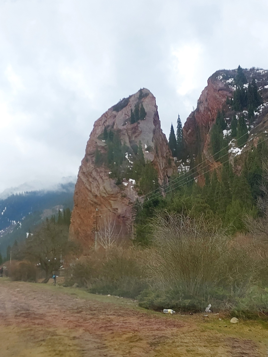 Скала разбитое сердце из окна такси