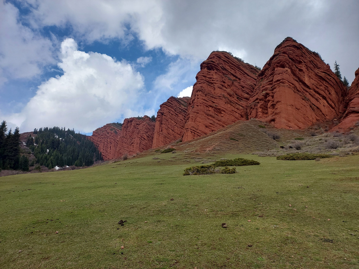 Скалы вблизи 