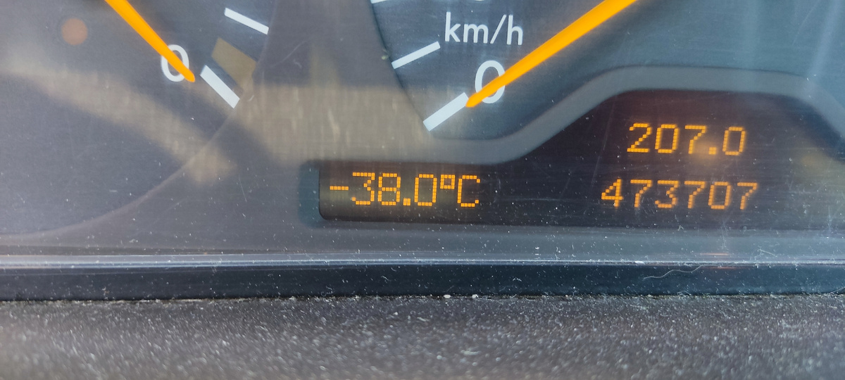 Когда не исправен датчик ул. температуры на приборке всегда показывает это значение. 